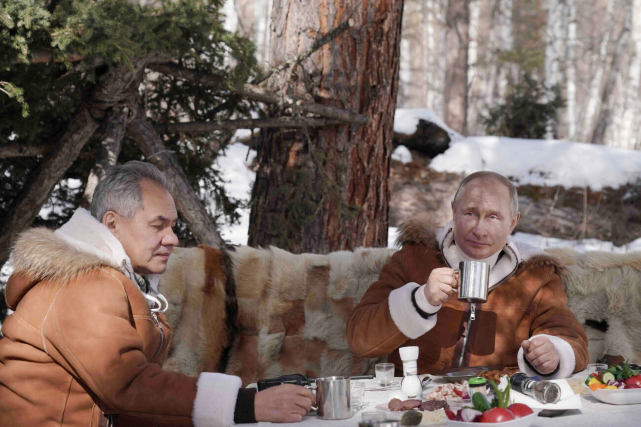 Poetin met Minister van Defensie Sergei Shoigu in de Russische bossen.