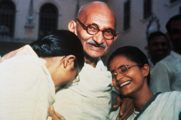 Mahatma Ghandi met kleindochters.