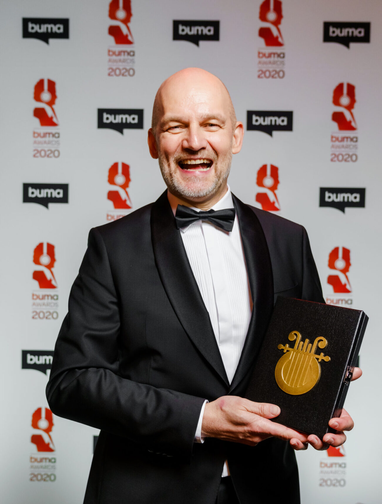Ben Liebrand ontvangt een Gouden Harp tijdens de uitreiking van de Buma Awards in 2020.