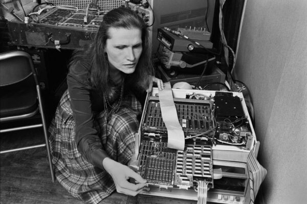 Wendy Carlos (voorheen Walter Carlos) achter de synthesizer.