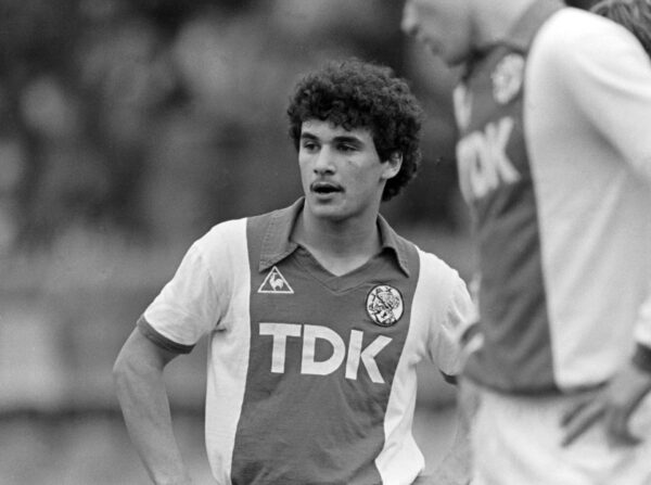 Gerald Vanenburg voor de aftrap van Ajax – AZ, 1984.