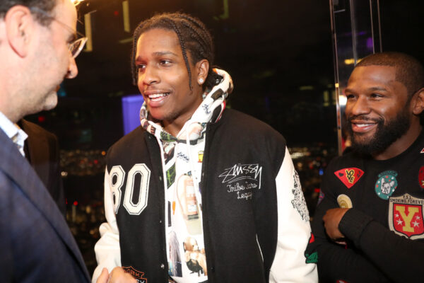 A$AP Rocky met Floyd Mayweather (rechts) in New York, maart 2022.