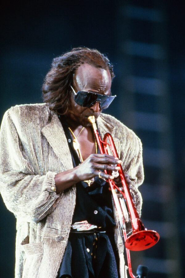 Miles Davis bij een optreden in New Jersey, 1986.