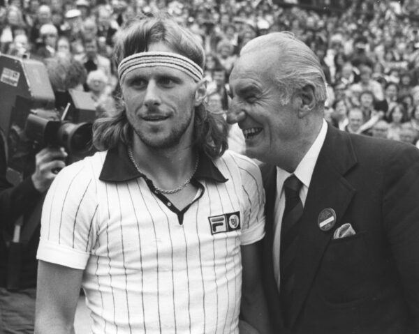 Björn Borg wordt gefeliciteerd door Fred Perry na zijn derde overwinning op rij op Wimbledon.