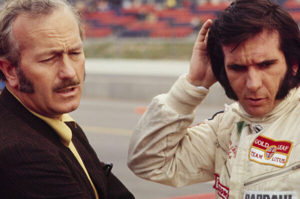 Colin Chapman in 1971 met Emerson Fittipaldi(right), die een jaar later wereldkampioen zou worden.