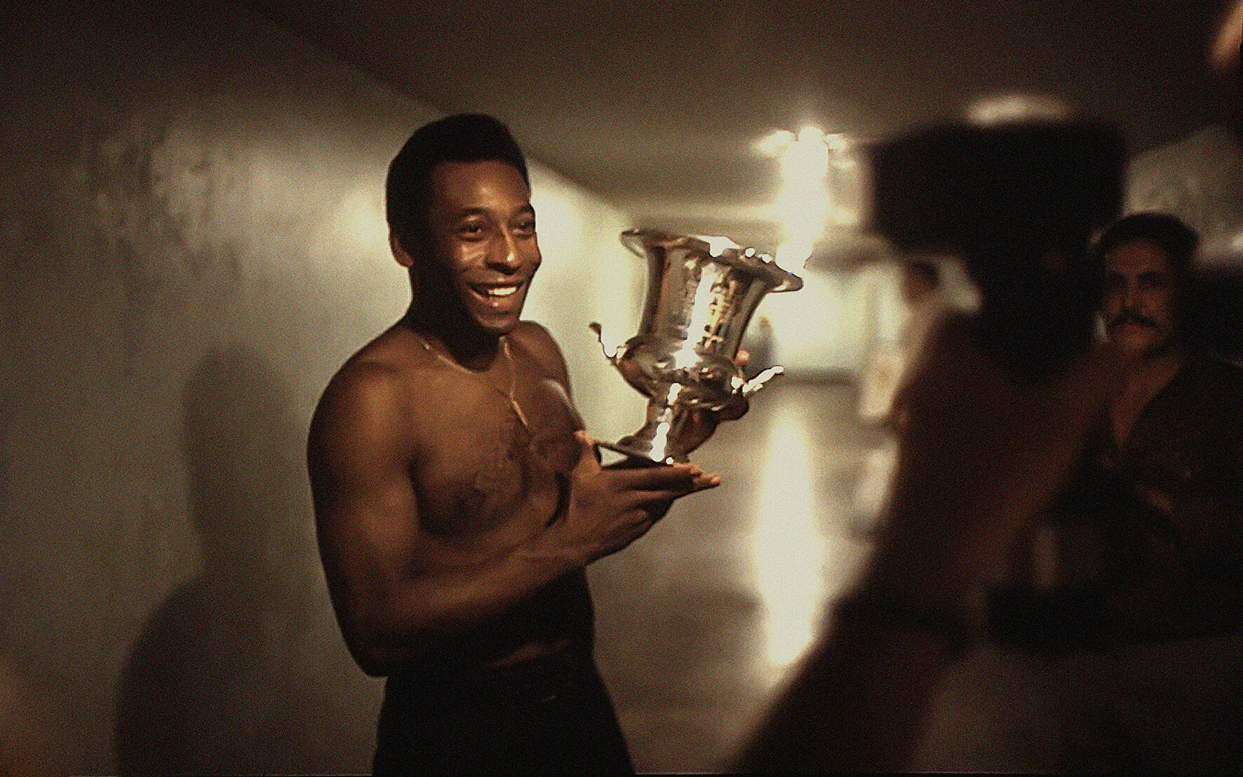 Brazilian footballer Pelé of New York Cosmos poses with a trophy in 1977. (Photo by 4Imagens/Getty Images)