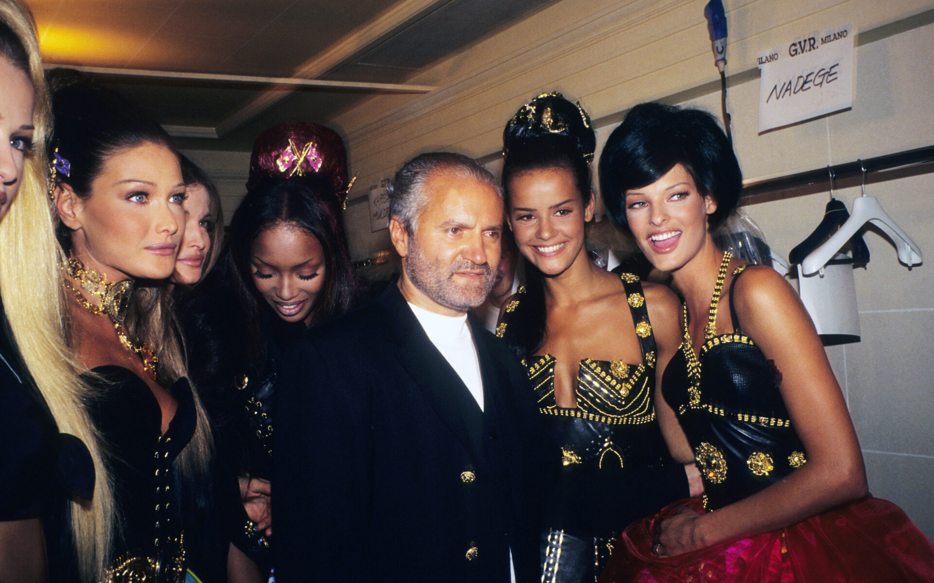 PARIS, FRANCE - JULY 01 : Carla Bruni, Naomi Campbell, Gianni Versace, Nadege and Linda Evangelista attend the Versace High Fashion Show at the Ritz Hotel on July 1,1992 in Paris, France. ( Photo by Foc Kan/Wireimage )