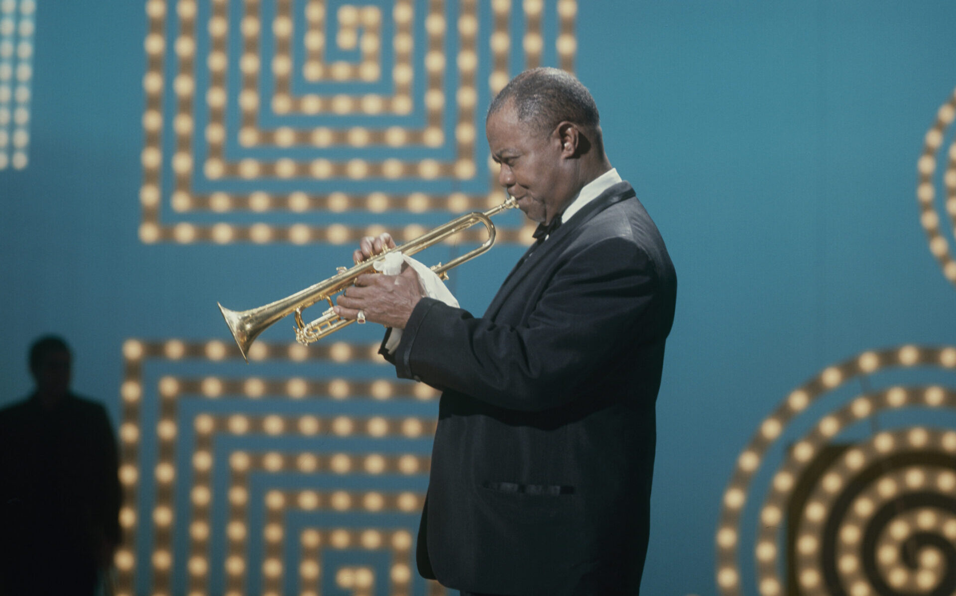 NEW YORK, UNITED STATES - JUNE 01: Trumpeter Louis Armstrong performs on the 'Kraft Music Hall' television show filmed at the NBC studios in New York City in June 1967. (Photo by David Redfern/Redferns)