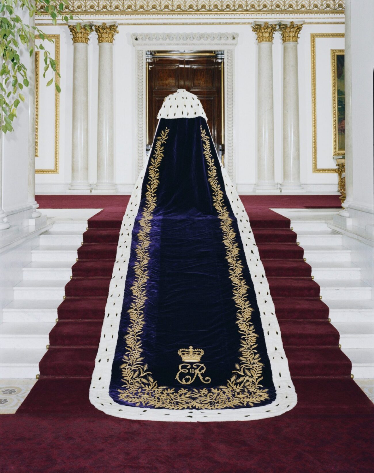 De Robe of Estate die Elizabeth droeg bij haar kroning in 1953.