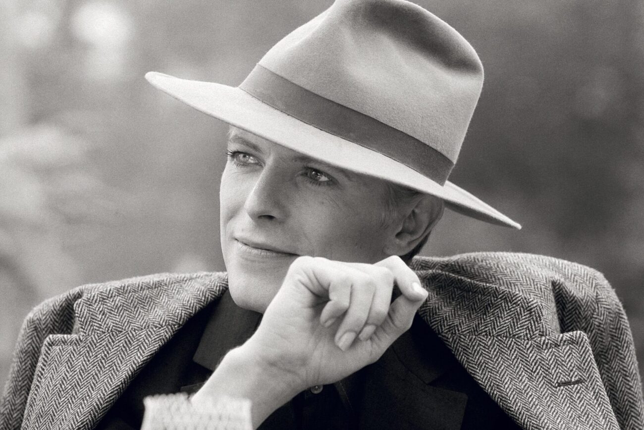 David Bowie tijdens de opnames van The Man Who Fell To Earth in Los Angeles, 1976. De foto is tot 10 september te zien bij de tentoonstelling 'FAMOUS by Terry O'Neill' in Fotomuseum aan het Vrijthof, Maastricht.