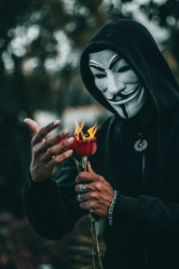Anonymous-masker, naar de fictieve Guy Fawkes uit V for Vendetta.