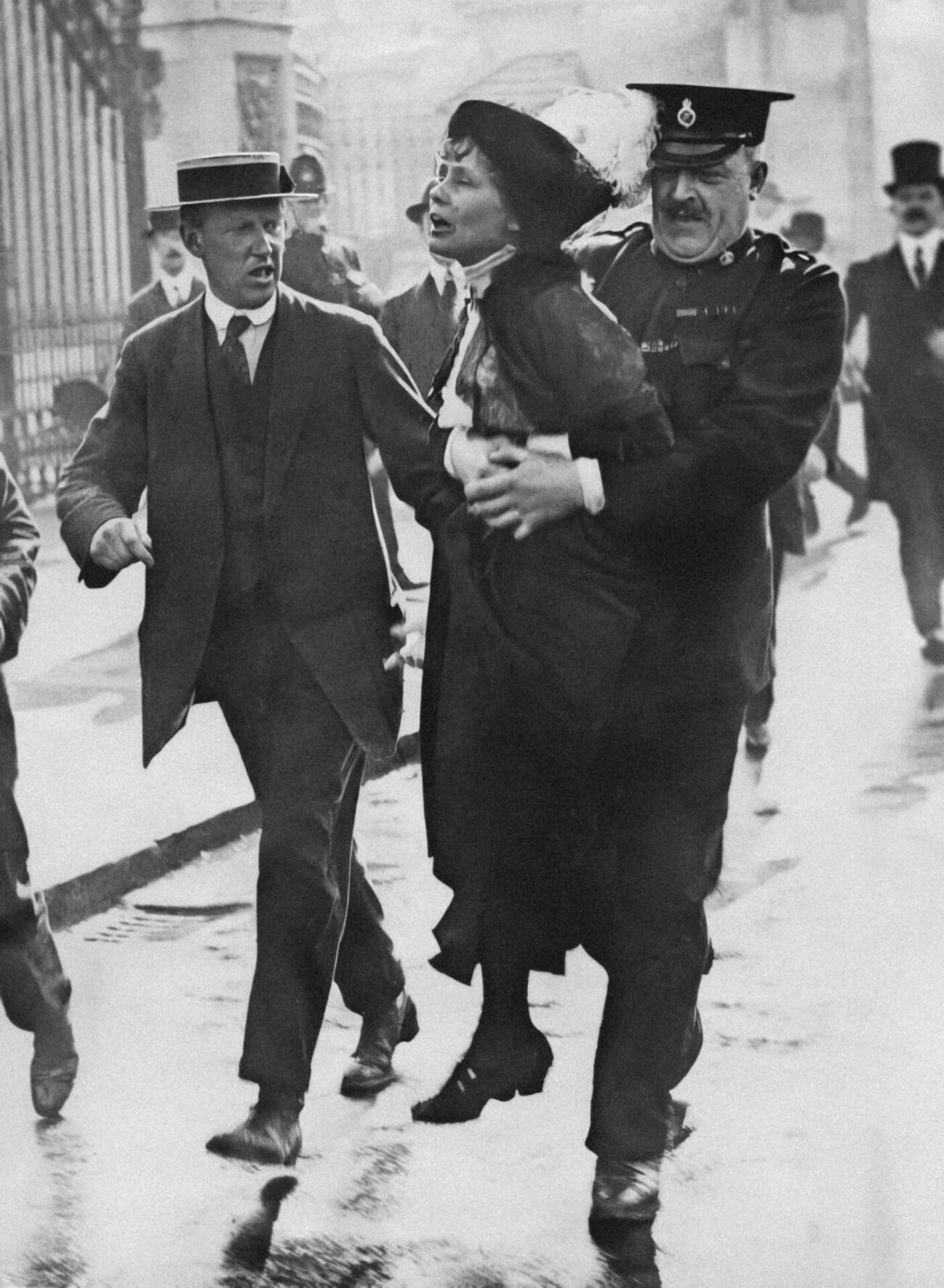 Arrestatie van suffragette Emmeline Pankhurst die door een politieagent wordt weggedragen van het hek van Buckingham Palace tijdens een demonstratie voor vrouwenemancipatie. Londen, Engeland, [1907-1914]