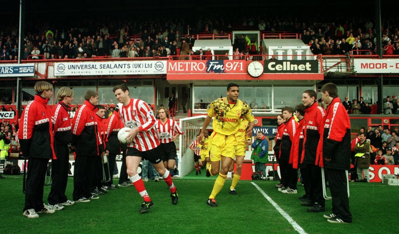 Pierre van Hooijdonk in geel uitshirt van Nottingham Forest bij Sunderland, 1997.