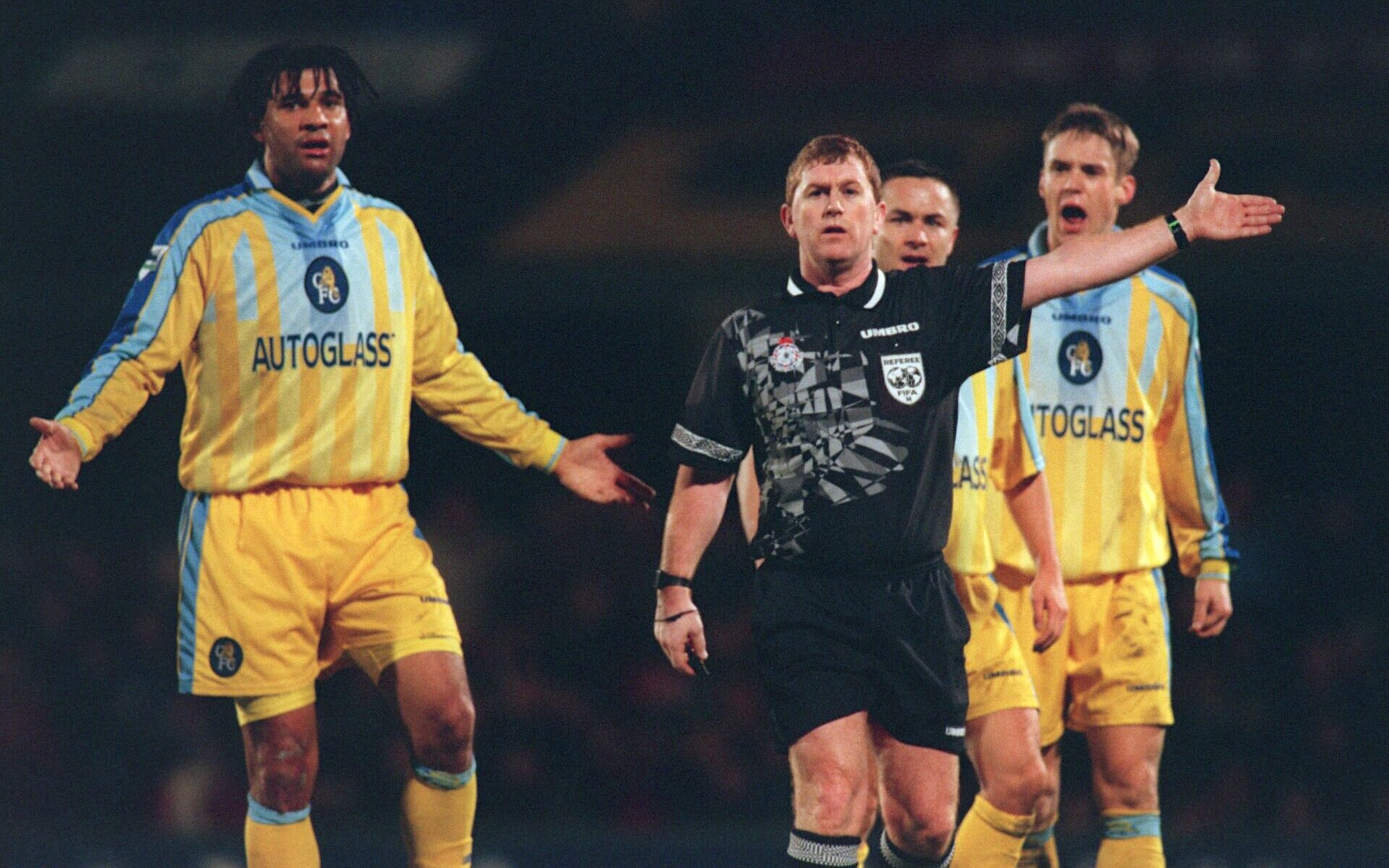 Chelsea's Ruud Gullit (left), Dennis Wise (second right) and Mark Nicholls (right) argue with referee Paul Durkin (second left) (Photo by Tony Marshall/EMPICS via Getty Images)