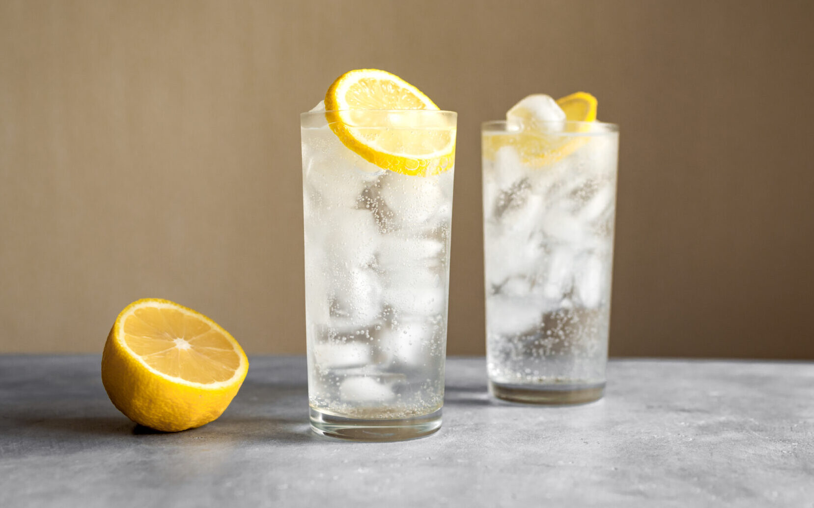 Dorstig het weekend in? Drink een Tom Collins cocktail