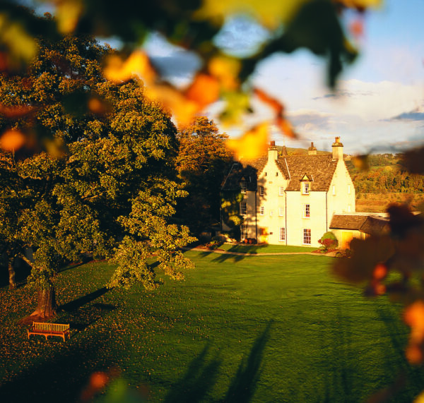 Aan de noordoostkant van Schotland, aan de rivier Spey, tref je het 485 hectare grootte The Macallan Estate.