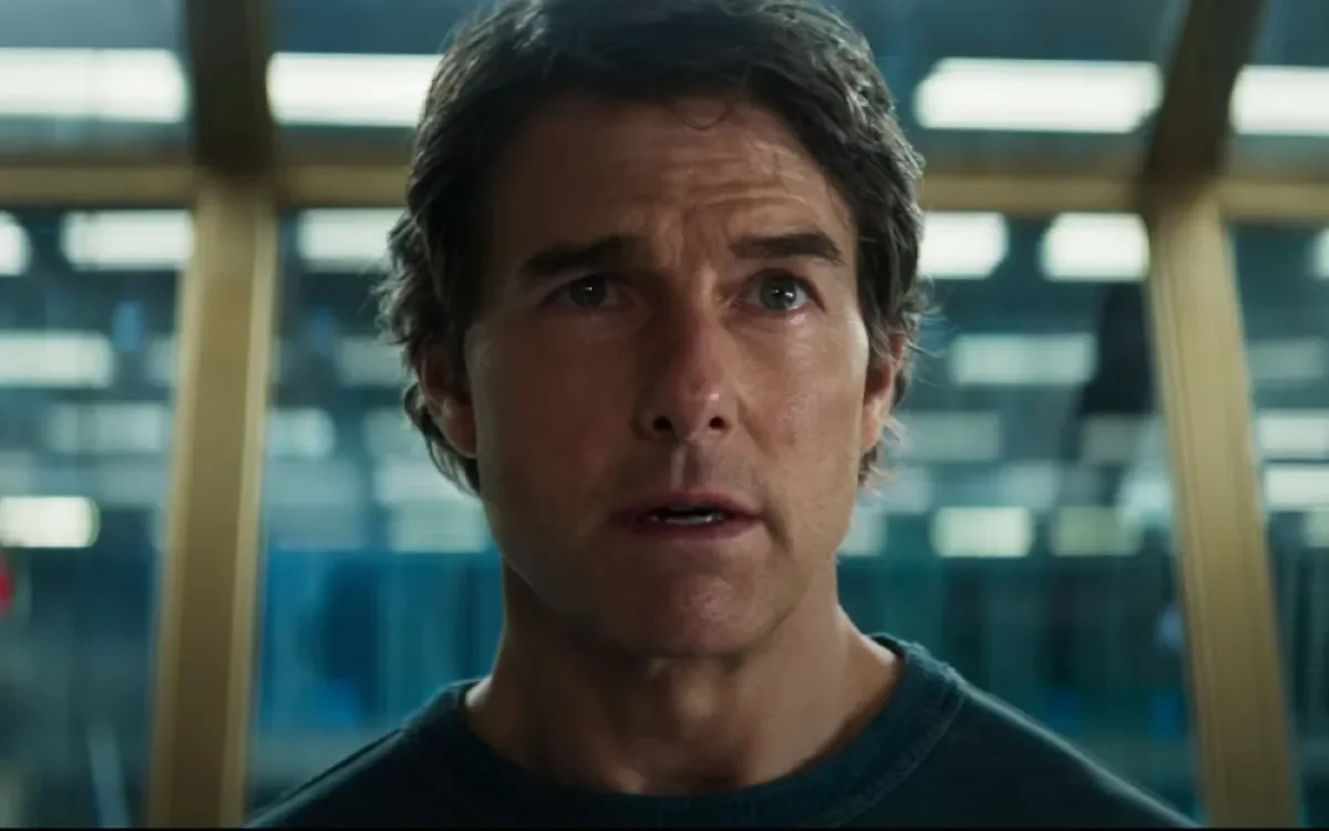 Tom Cruise rent en stunt wat af in eerste Mission: Impossible 8 beelden